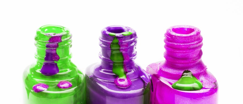 Vidro-de-esmalte-coloridos-escorrendo-cores